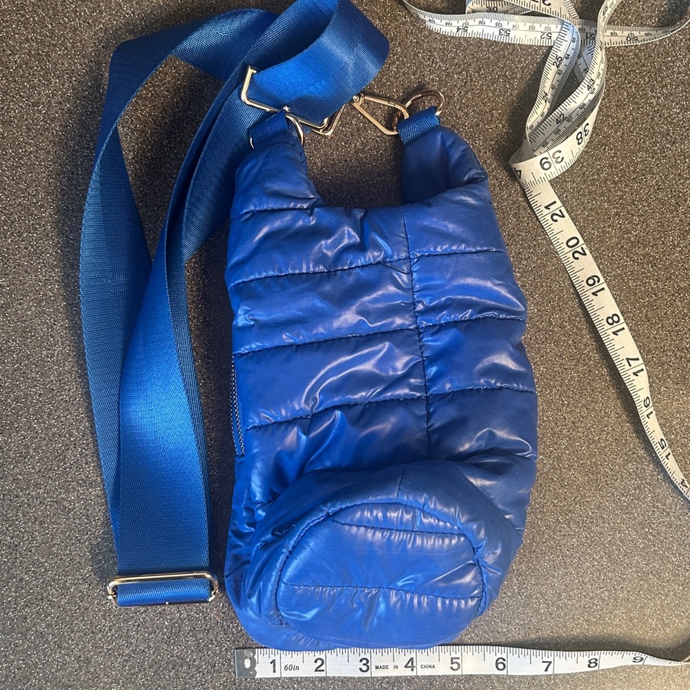Wander Full hydro crossbody. Like new. Bright blue puffer. - Picture 3 of 6